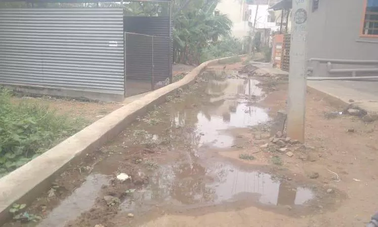 தெருவில் வீணாக செல்லும் குடிநீர்