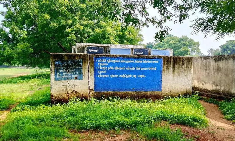 இடிந்து விழும் நிலையில் கழிப்பறை இடிந்து விழும் நிலையில் கழிப்பறை