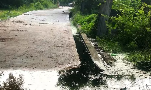 தேங்கும் கால்வாய் நீர் தேங்கும் கால்வாய் நீர்