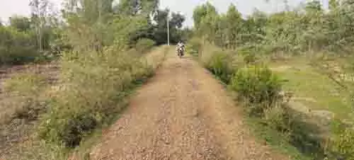 குண்டும், குழியுமான சாலை குண்டும், குழியுமான சாலை