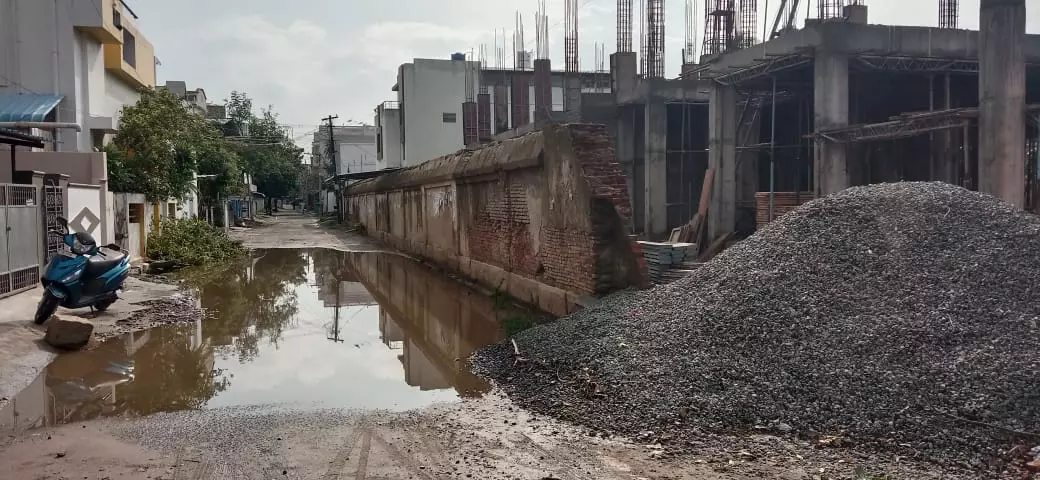 சாலையில் தேங்கும் மழைநீர் சாலையில் தேங்கும் மழைநீர்