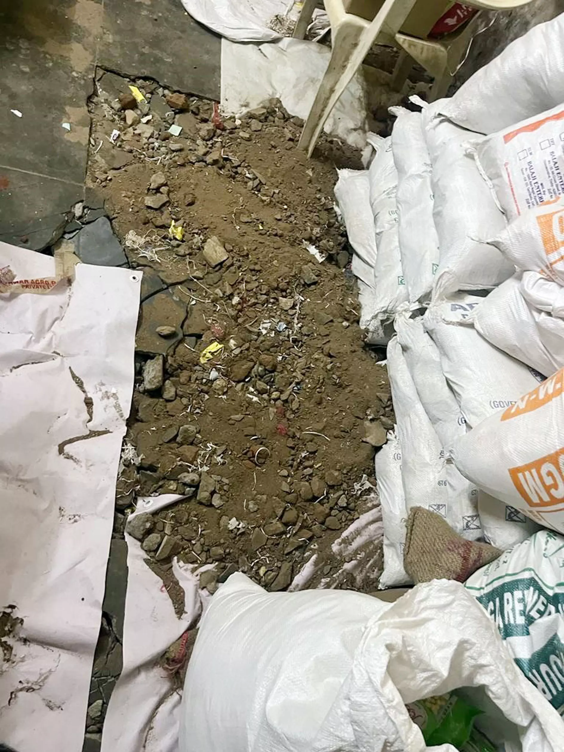 சேதமடைந்த ரேஷன் கடை