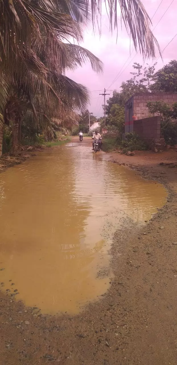 குண்டும் குழியுமான சாலை