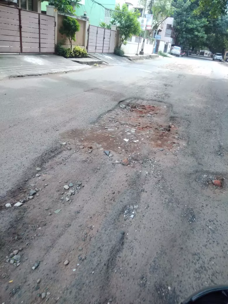 சிதலமடைந்த சாலை