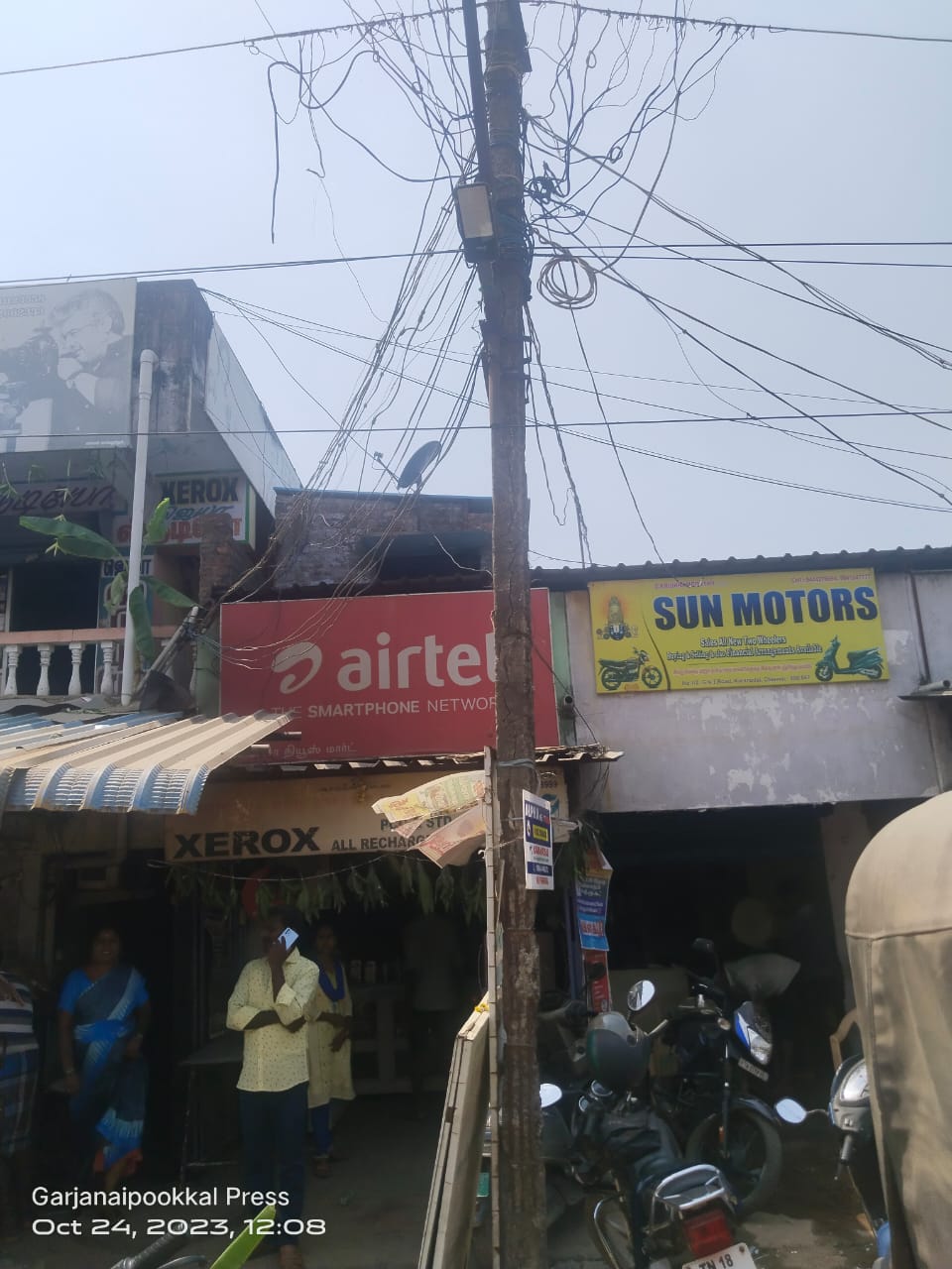 சேதமடைந்த மின்கம்பம் சேதமடைந்த மின்கம்பம்