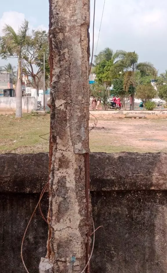 மின் கம்பம் சேதம்