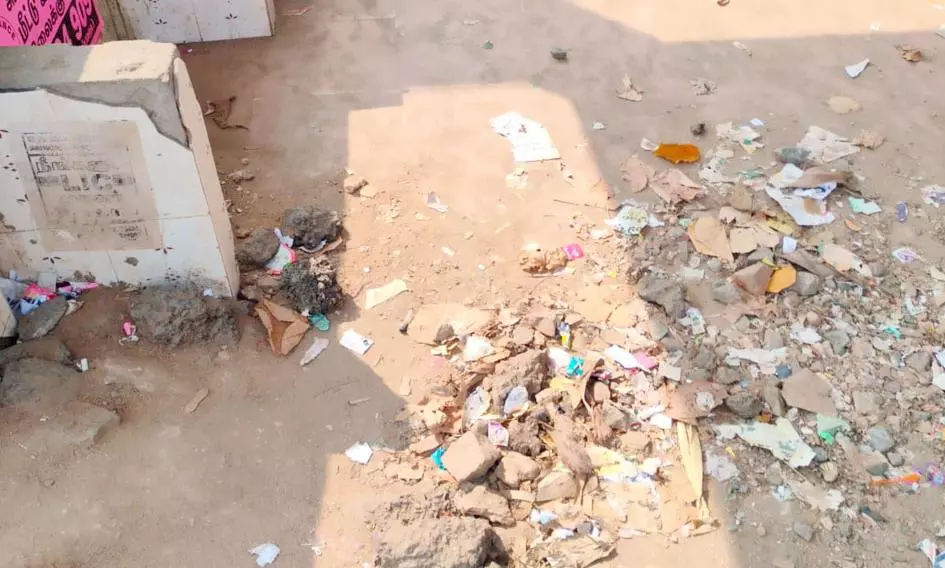 சேதமடைந்த பயணிகள் நிழற்குடை சேதமடைந்த பயணிகள் நிழற்குடை