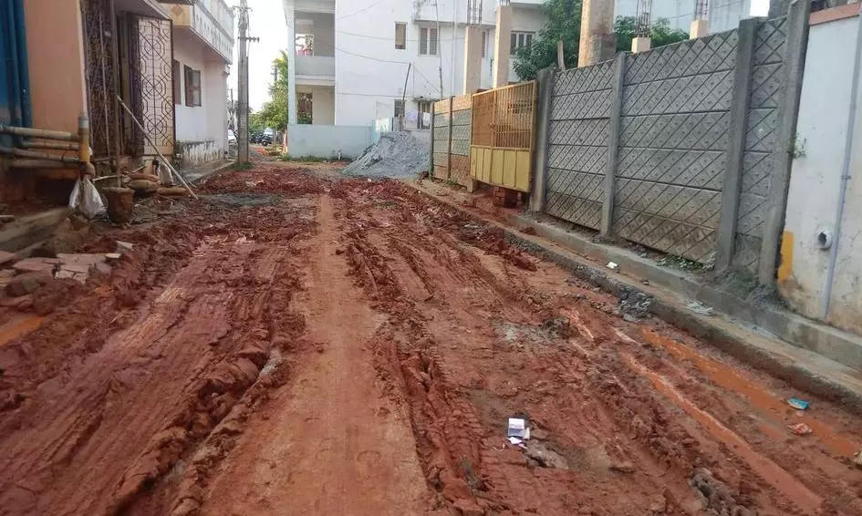 சேறும் சகதியுமான வீதிகள்