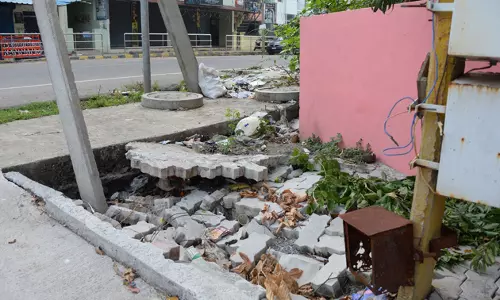 சேதமடைந்த நடைபாதை சேதமடைந்த நடைபாதை