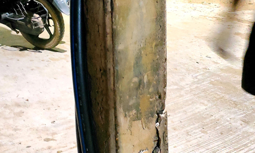 உடைந்து நிற்கும் மின்கம்பம் உடைந்து நிற்கும் மின்கம்பம்