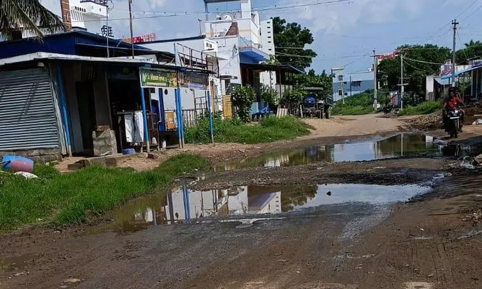 சாலையில் தேங்கும் மழைநீர் சாலையில் தேங்கும் மழைநீர்