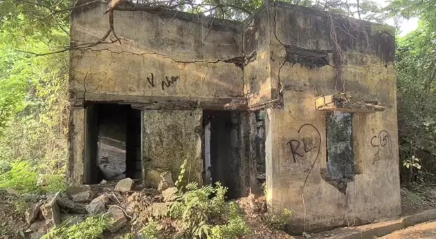 பழமையான அரசு கட்டிடத்தால் ஆபத்து