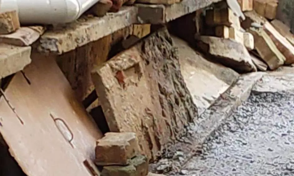 கழிவுநீர் கால்வாயில் அடைப்பு