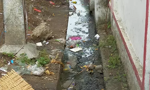 கழிவுநீர் கால்வாய் தூர்வாரப்படுமா? கழிவுநீர் கால்வாய் தூர்வாரப்படுமா?