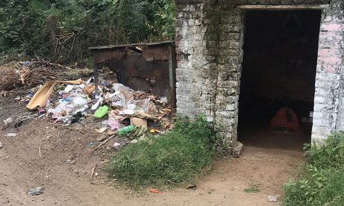 சாலையோரம் கொட்டப்படும் குப்பைகள் சாலையோரம் கொட்டப்படும் குப்பைகள்