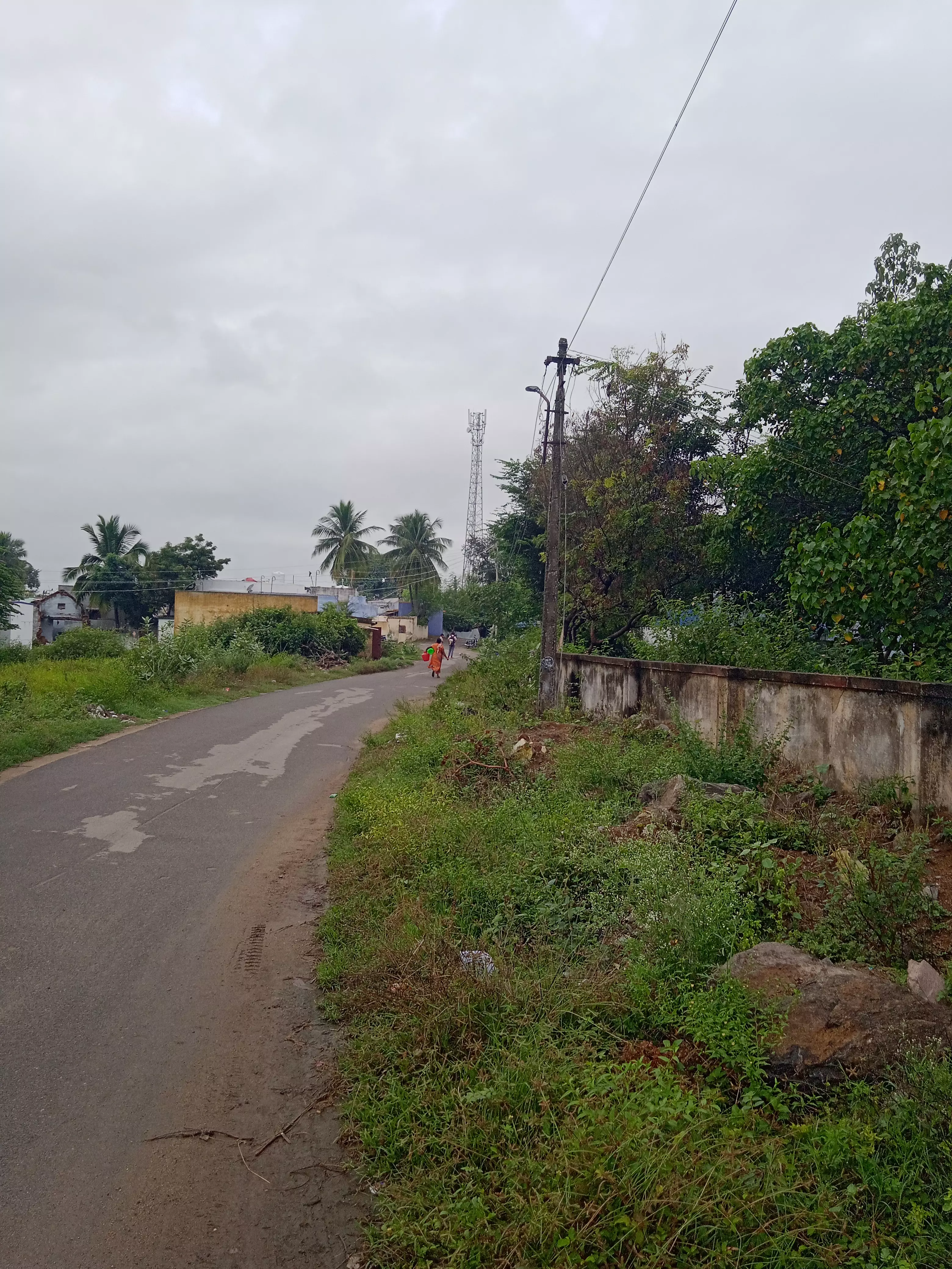 சேதமடைந்த மின்கம்பம் சேதமடைந்த மின்கம்பம்