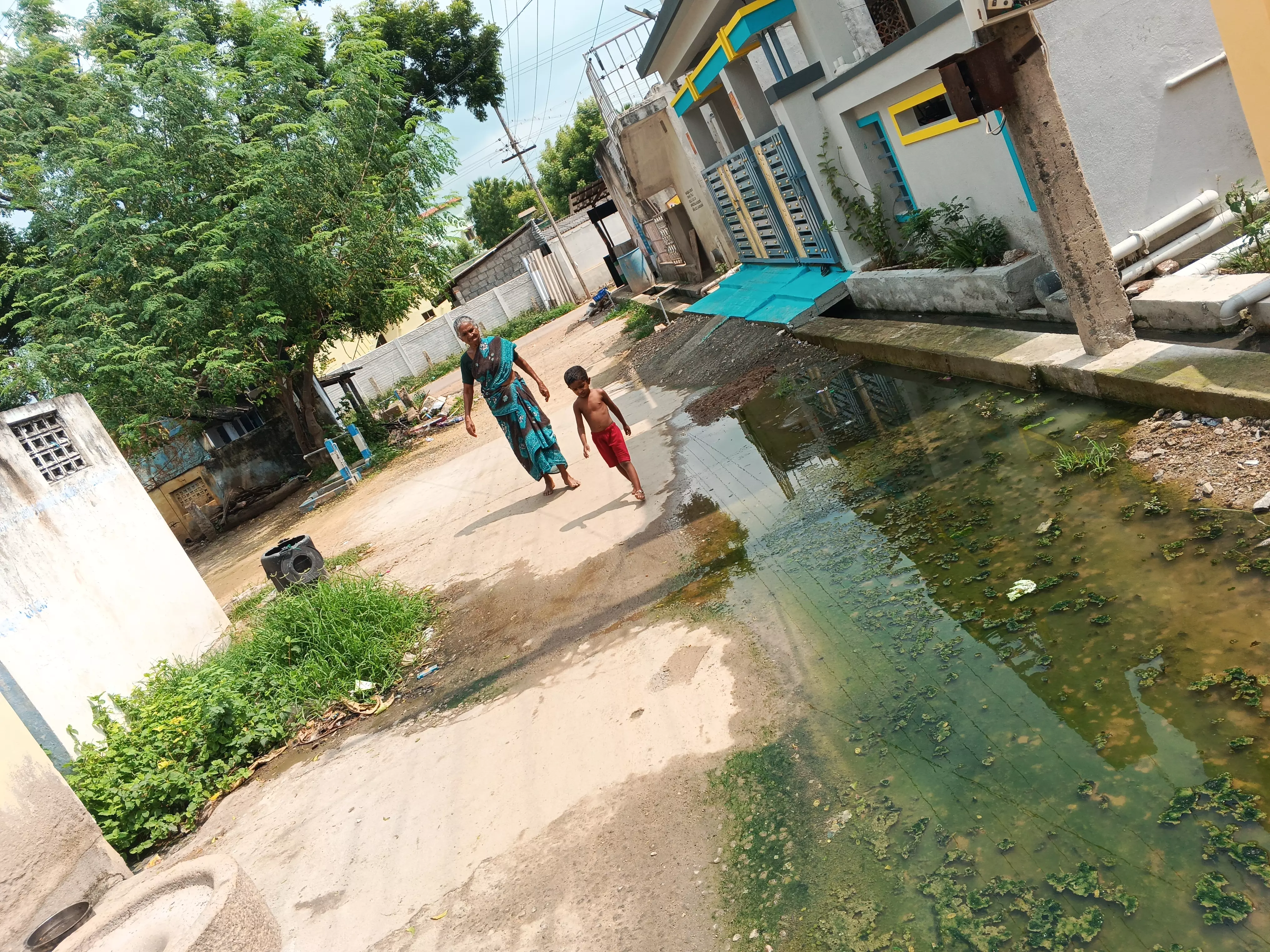 சாலையில் தேங்கும் கழிவுநீர் சாலையில் தேங்கும் கழிவுநீர்