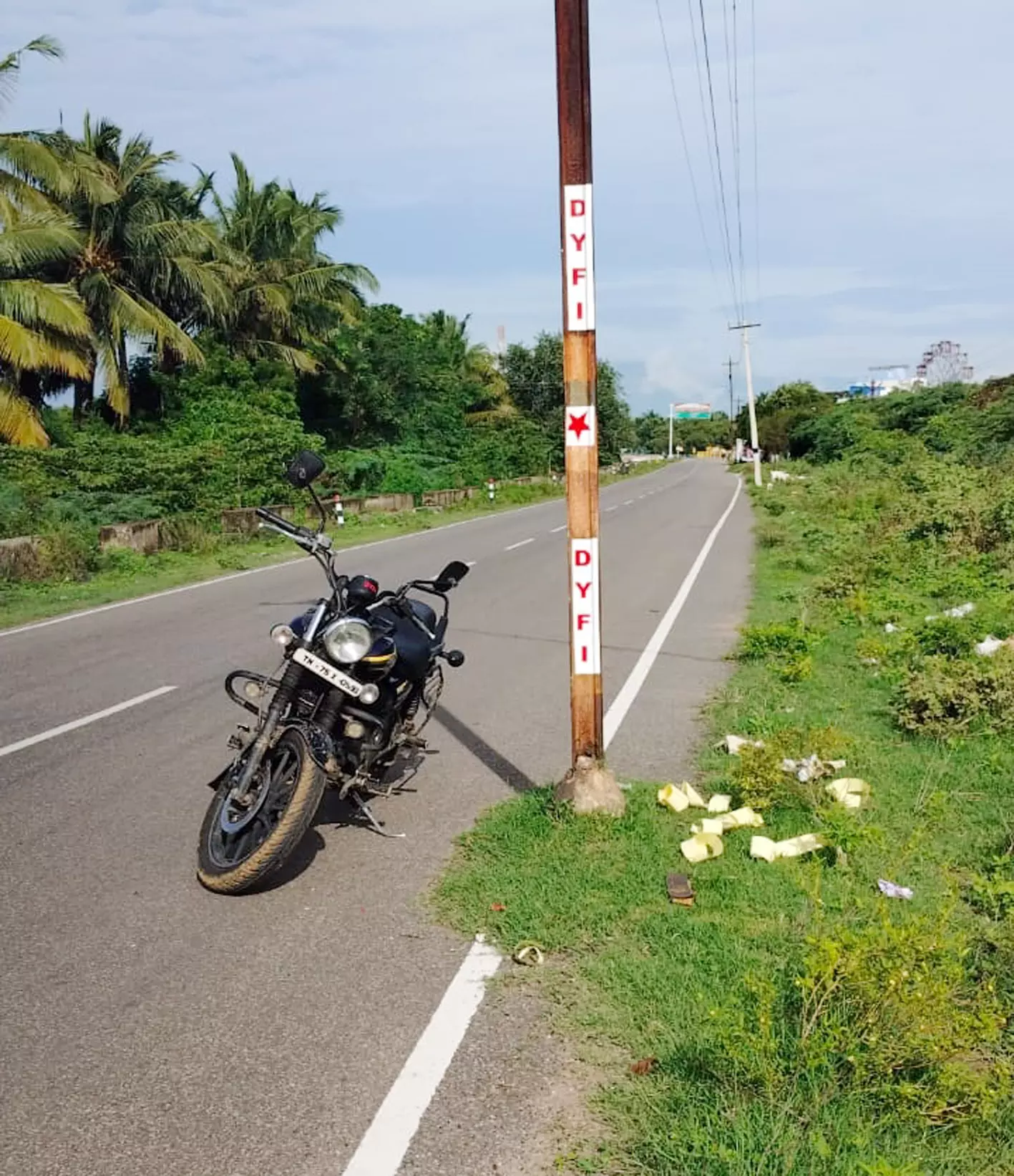 விபத்து ஏற்படு்த்தும் மின்கம்பம் விபத்து ஏற்படு்த்தும் மின்கம்பம்