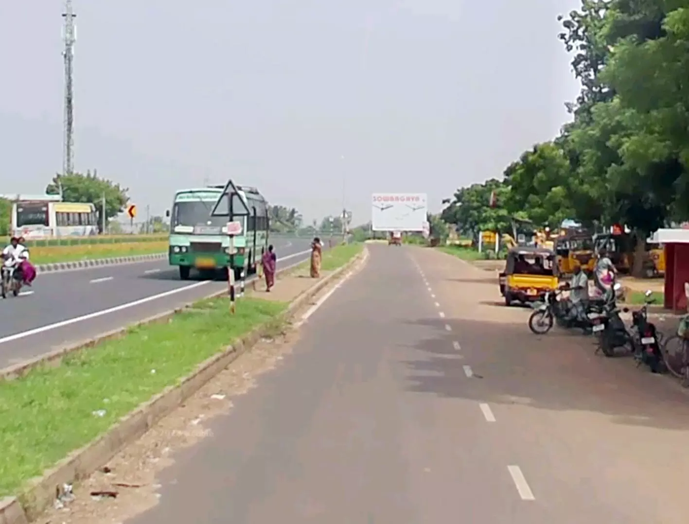 பயணிகளை பரிதவிக்க விடும் பஸ்கள் பயணிகளை பரிதவிக்க விடும் பஸ்கள்