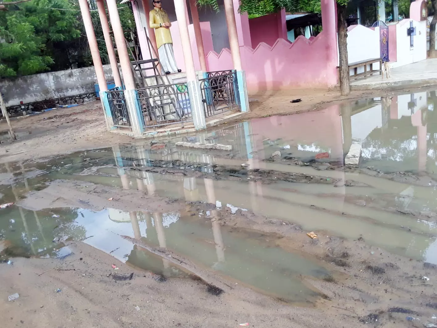 சாலையில் தேங்கிய மழைநீர்