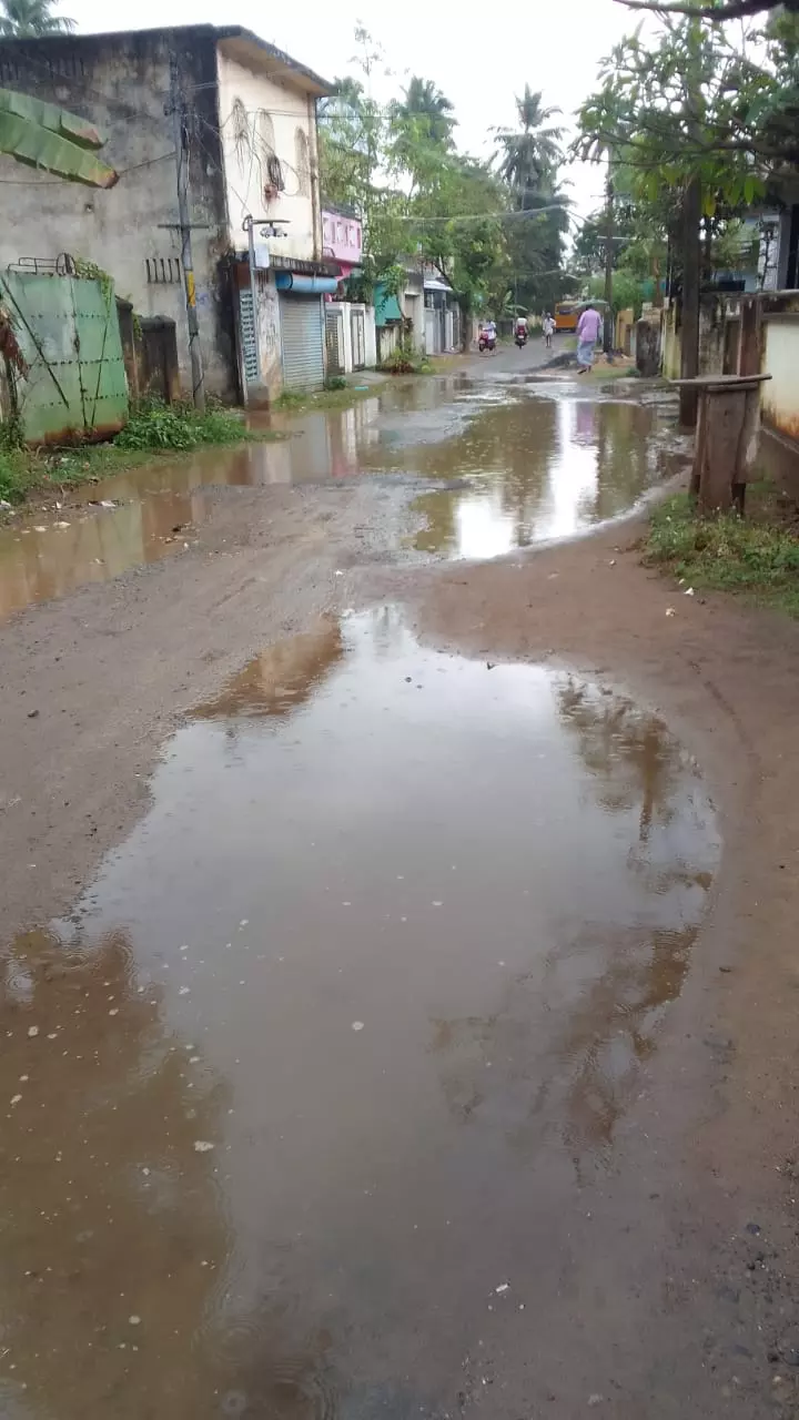 சாலையில் தேங்கும் மழைநீர்