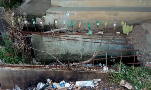 திறந்த நிலையில் மழைநீர் வடிகால்