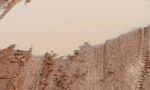 சேறும்,சகதியுமான சாலை