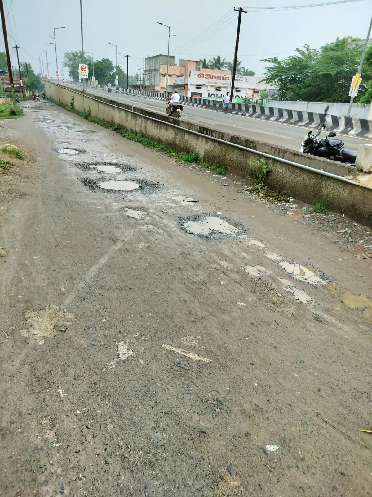 சர்வீஸ் சாலை வேண்டும் சர்வீஸ் சாலை வேண்டும்