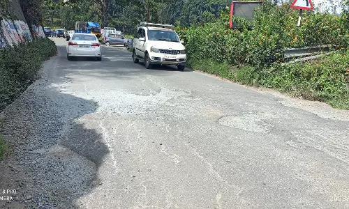 குண்டும் குழியுமான சாலையால் விபத்து அபாயம் குண்டும் குழியுமான சாலையால் விபத்து அபாயம்