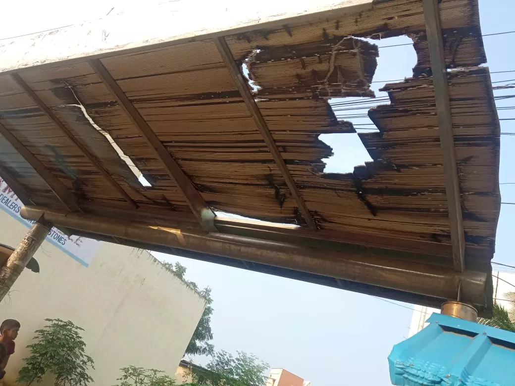 சேதமடைந்த மேற்கூரை