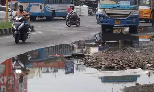 குண்டும் குழியுமான சாலை