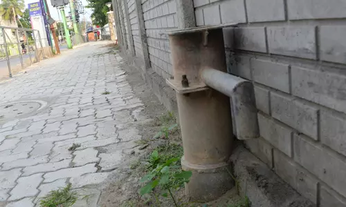 சுவரோடு ஒட்டிய அடிபம்பு சுவரோடு ஒட்டிய அடிபம்பு