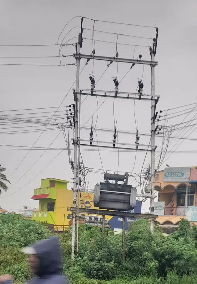 சாய்ந்த நிலையில் டிரான்ஸ்பார்மர் சாய்ந்த நிலையில் டிரான்ஸ்பார்மர்