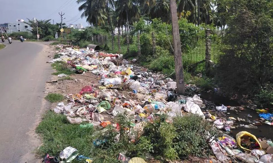 குவிந்து கிடக்கும் குப்பை குவிந்து கிடக்கும் குப்பை