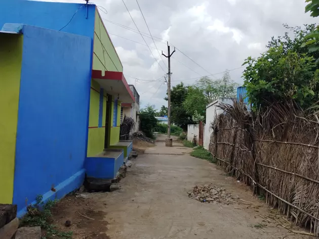 தெருவின் நடுவே மின்கம்பம் தெருவின் நடுவே மின்கம்பம்