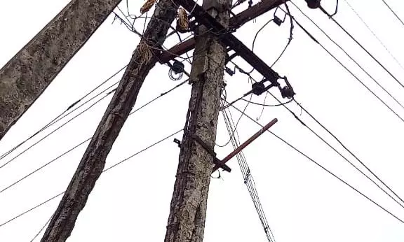 எலும்புக்கூடான மின்கம்பங்கள்