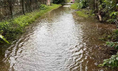 சாலையில் தேங்கும் மழைநீர்