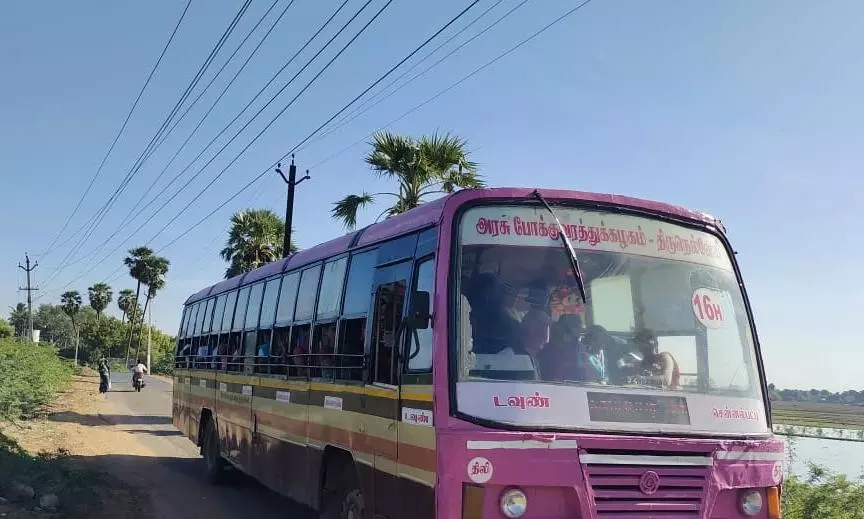 தாழ்வாக செல்லும் மின்கம்பிகள் தாழ்வாக செல்லும் மின்கம்பிகள்