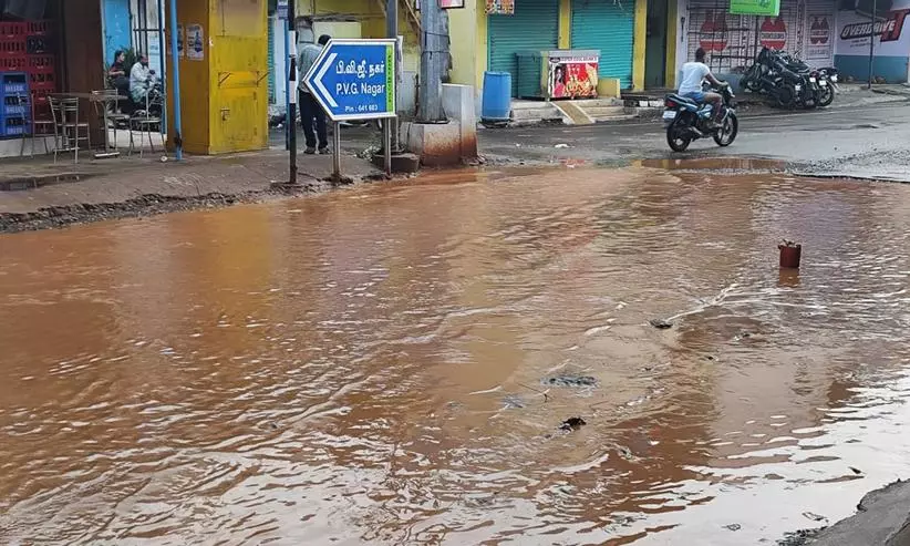 சாலையில் தேங்கும் மழைநீர் சாலையில் தேங்கும் மழைநீர்