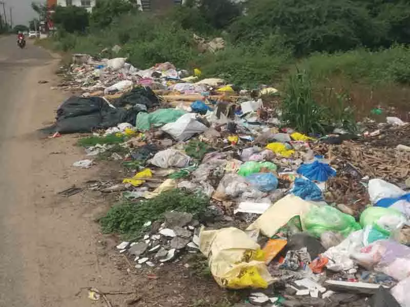 குவிந்து கிடக்கும் குப்பைகள் குவிந்து கிடக்கும் குப்பைகள்