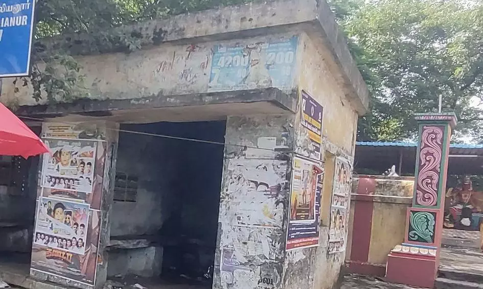 சேதமடைந்த பயணிகள் நிழற்குடை