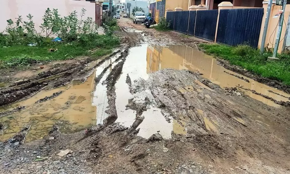 சேறும், சகதியுமாக மாறிய சாலை சேறும், சகதியுமாக மாறிய சாலை