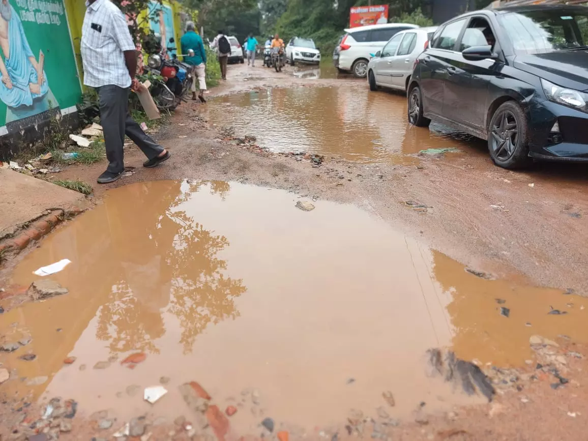 குண்டும் குழியுமாய் சாலை குண்டும் குழியுமாய் சாலை