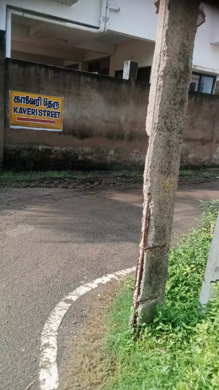 சிதலமடைந்த மின்கம்பம்