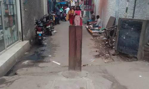 சாலையின் நடுவில் இரும்பு தடுப்பு