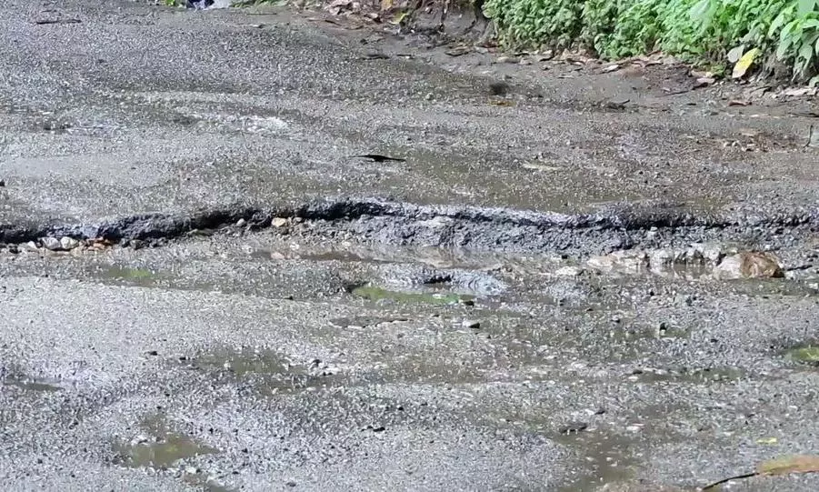 குண்டும், குழியுமான சாலை குண்டும், குழியுமான சாலை