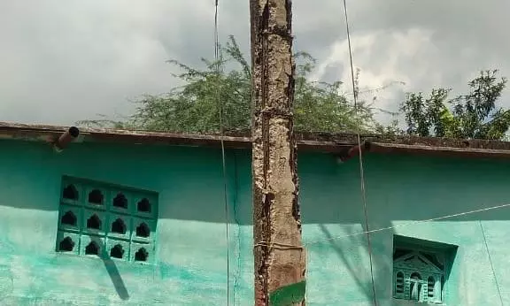 சேதமடைந்த மின்கம்பம் சேதமடைந்த மின்கம்பம்