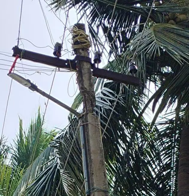 மின்கம்பம் சேதம் மின்கம்பம் சேதம்