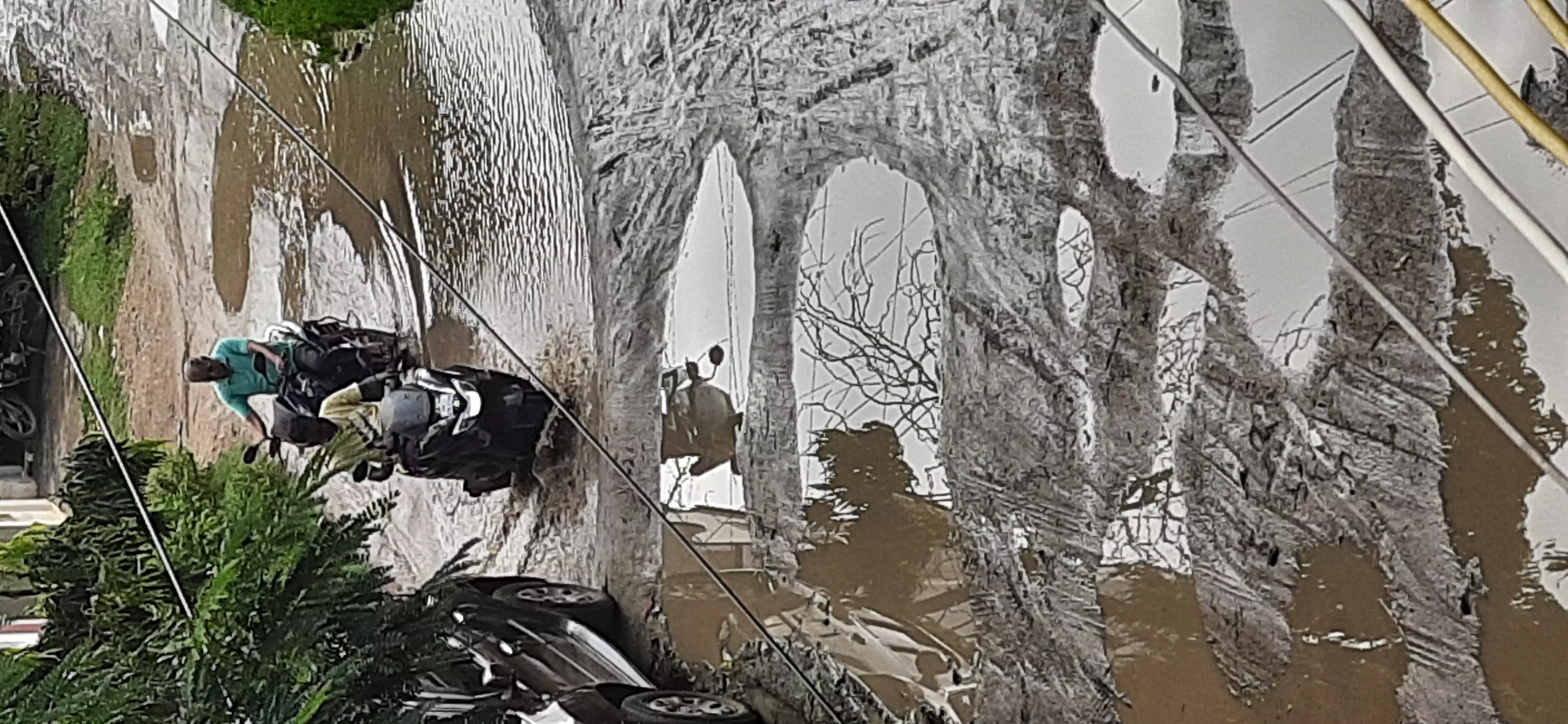 குண்டும் குழியுமான சாலை