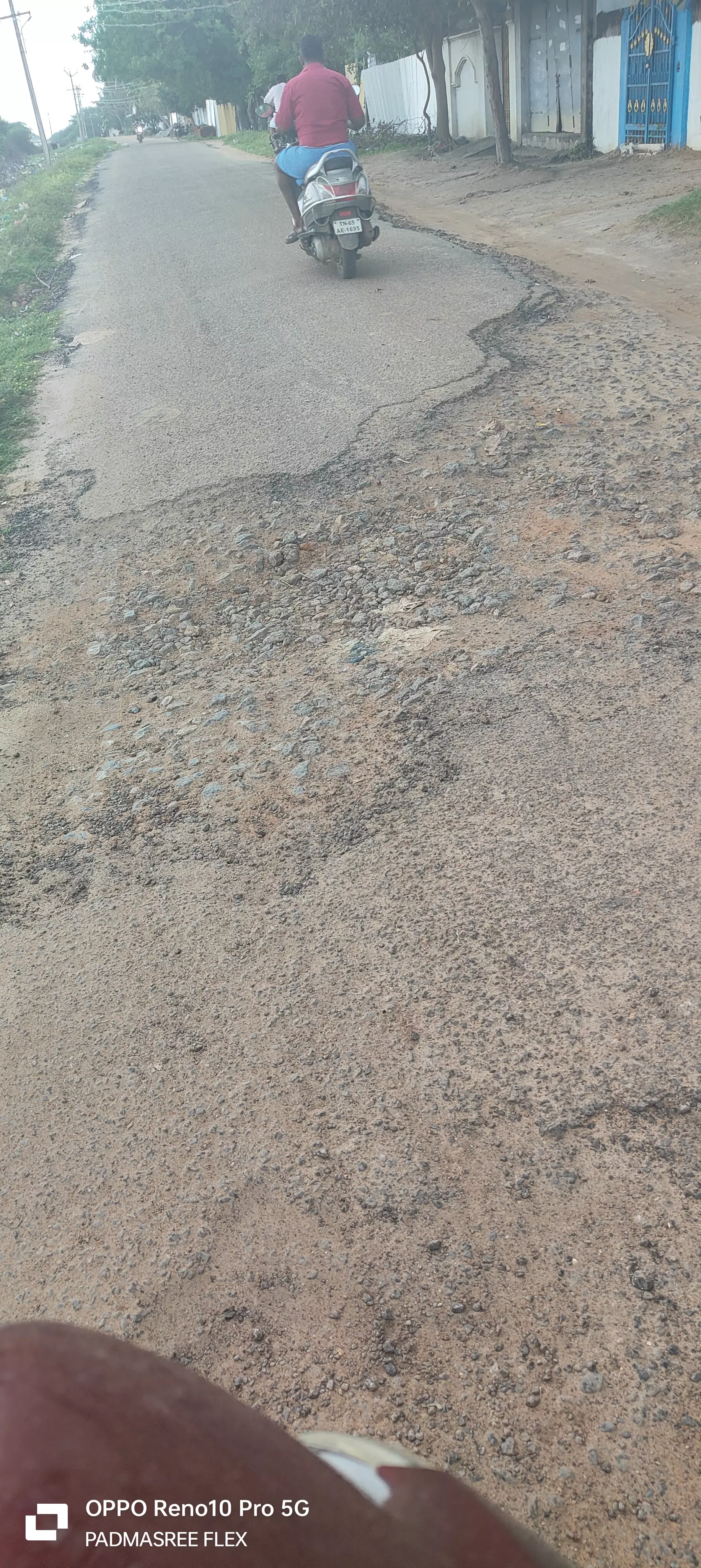 குண்டும், குழியுமான சாலை